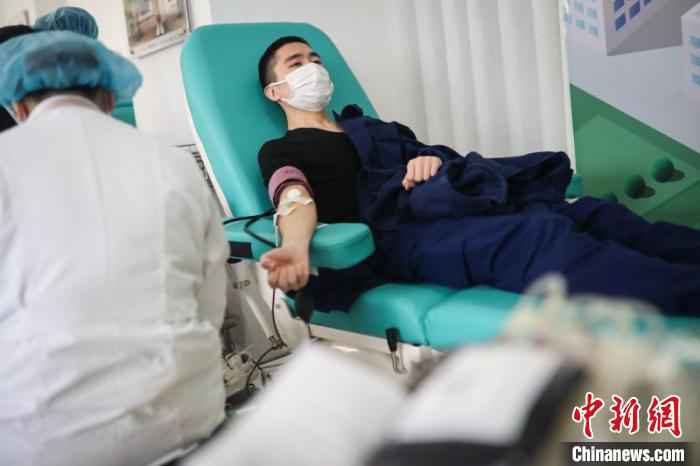 3月2日、3日为消防救援总队献血日。通过提前向上海市血液中心预约,分批次安排人员献血,有效避免人群聚集和无端耗时。上海消防供图 上海血库储血量紧张 消防救援队无偿献血2万毫升