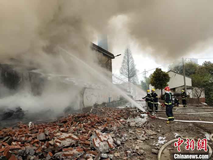 图为火灾现场。嘉兴消防提供 浙江嘉兴一纺织厂发生大火 消防出动100多人赴现场救援