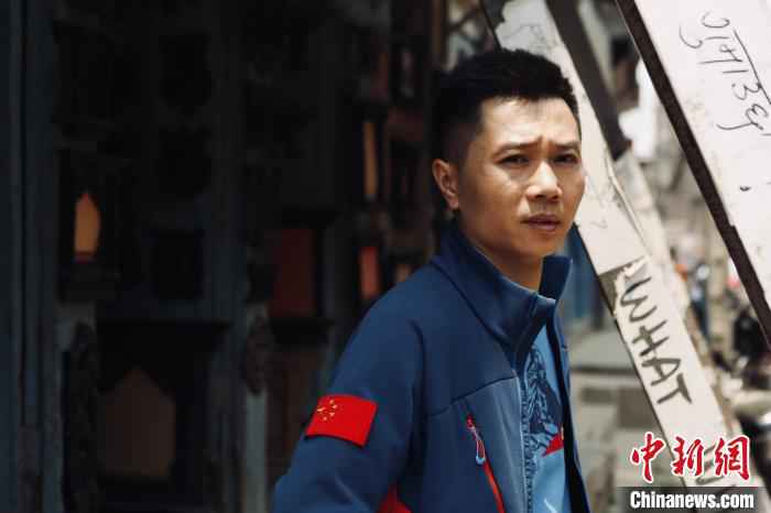 孙义全在尼泊尔首都加德满都街头。 孙义全 供图 “今年的珠峰攀登取消 珠峰仍应该被仰望”