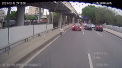 广州一4岁男童独自离家后横穿马路，幸遇热心司